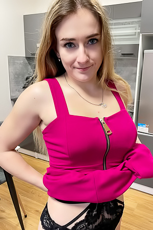 Dee Dee Sexy Babe Is Locked And Loaded For Some Sexy Fun